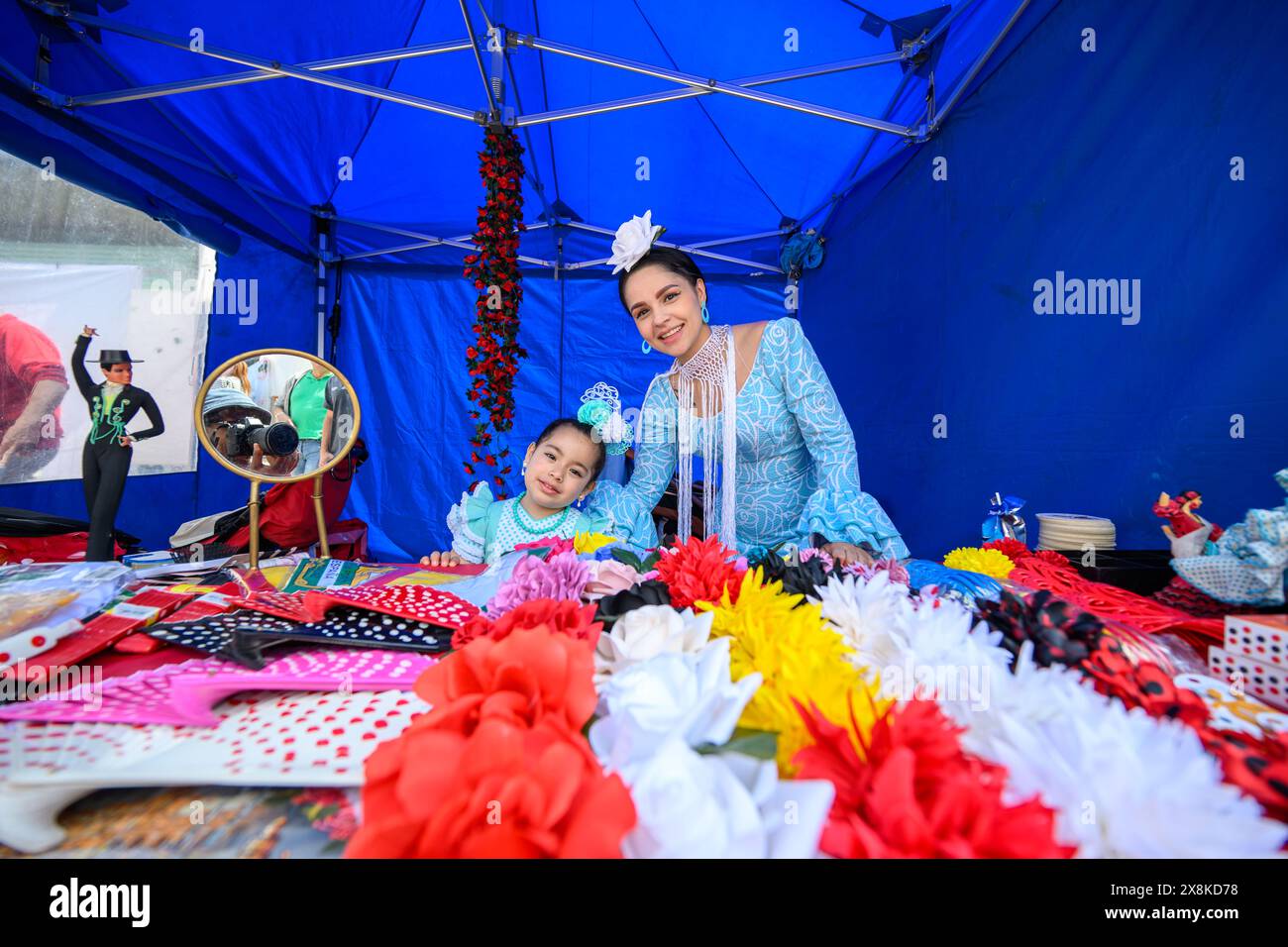 Londra, Regno Unito, 25 maggio 2024, Feria de Londres si è svolta durante il fine settimana festivo dal 25 al 26 maggio 2024. Porta un assaggio della Spagna a Londra con musica, balli e cibo. L'intrattenimento includeva spettacoli di flamenco e canti per godersi la festa spagnola di quest'anno. Si svolge a Brick Lane Yard, all'interno dell'iconica fabbrica di birra Truman a Shoreditch., Andrew Lalchan Photography/Alamy Live News Foto Stock