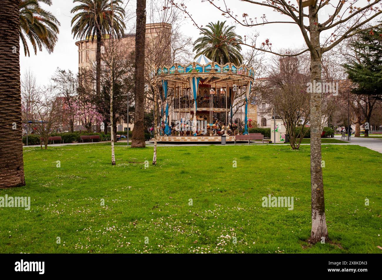 Un carosello in un parco di Santander. Foto Stock