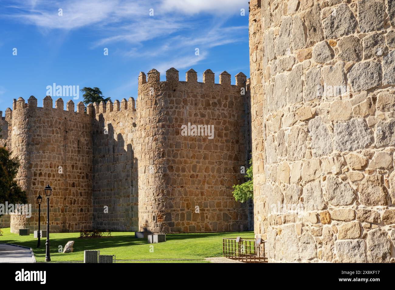 Avila, Spagna - 8 aprile 2024: Vista dettagliata delle mura medievali di Avila Foto Stock