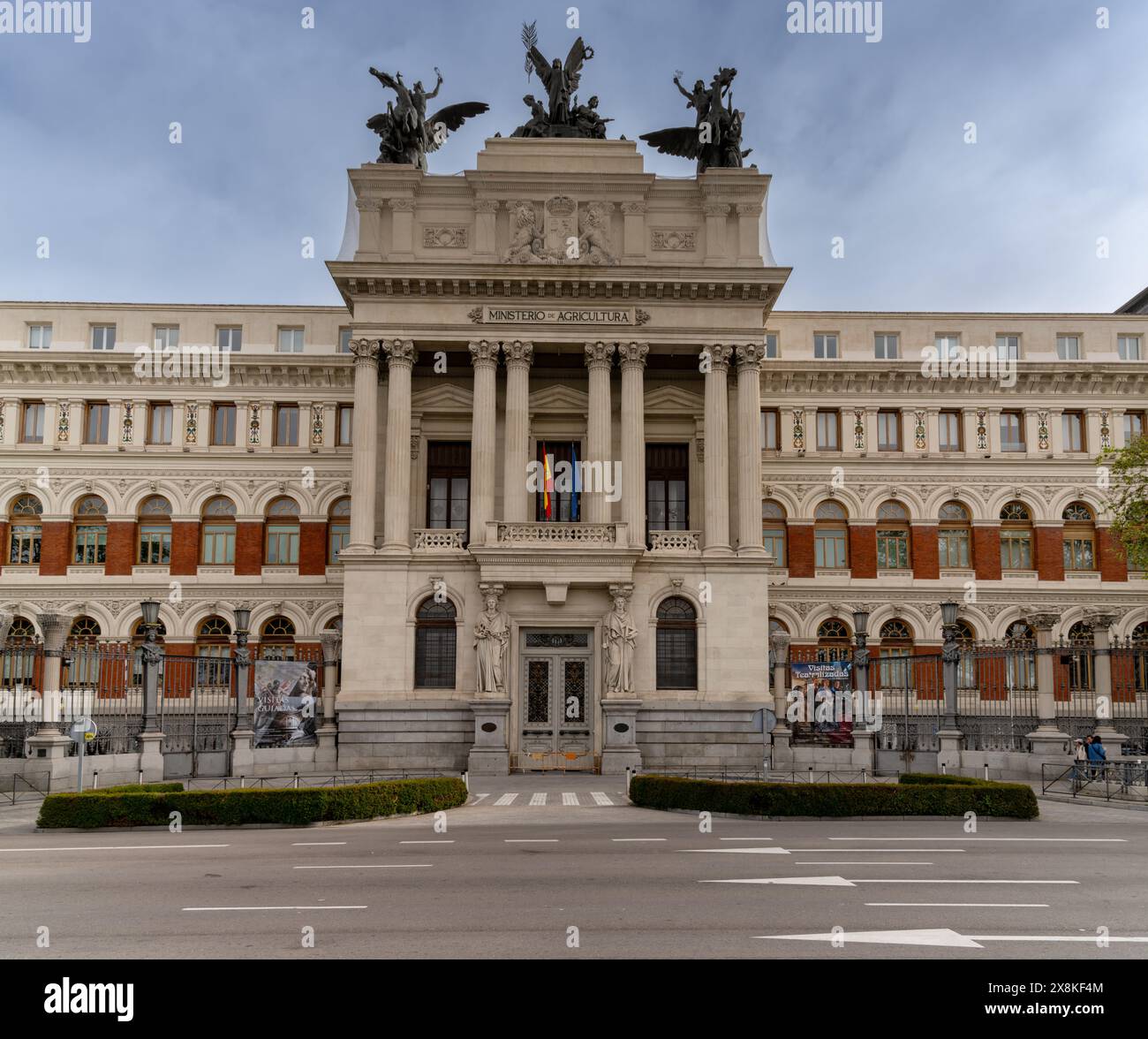 Madrid, Spagna - 6 aprile 2024: Veduta dell'edificio del Ministero dell'Agricoltura e dell'ingresso nel centro di Madrid Foto Stock