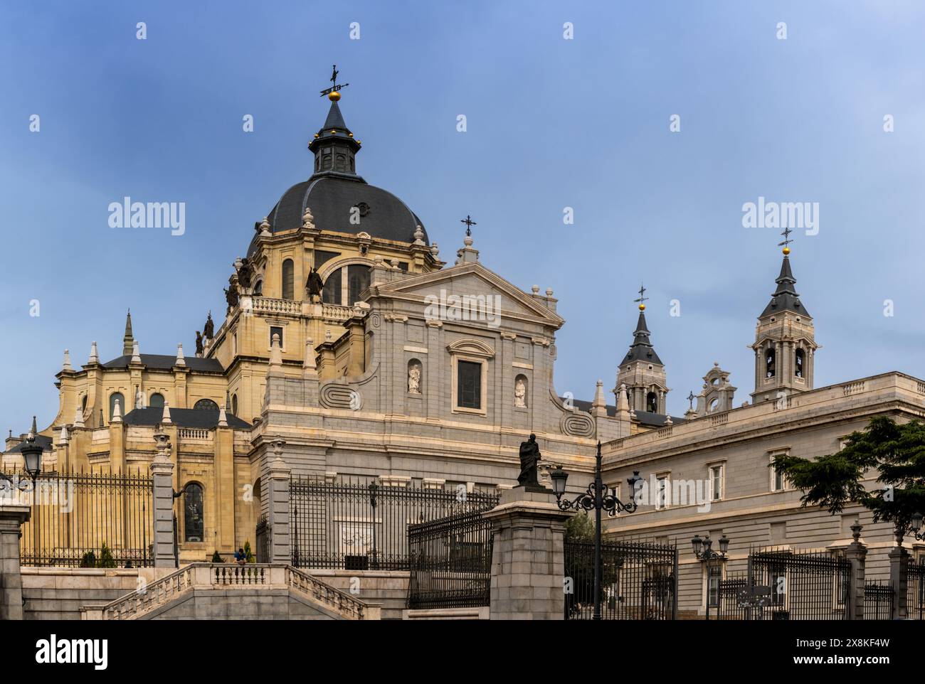 Madrid, Spagna - 6 aprile 2024: Vista della Cattedrale dell'Almudena vicino al Palazzo reale nel centro di Madrid Foto Stock