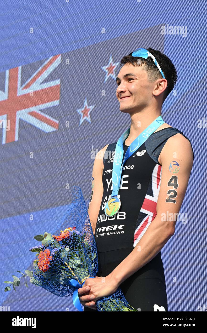 Triatleta inglese Alex Yee celebra la sua vittoria sul podio alla gara del World Triathlon Championship Series il 25 maggio 2024 a Cagliari, spiaggia del Poetto, Italia. Foto Stock
