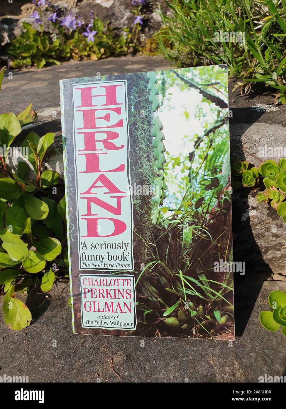 Romanzo di Herland di Charlotte Perkins Gilman Libro in un giardino scenario Foto Stock