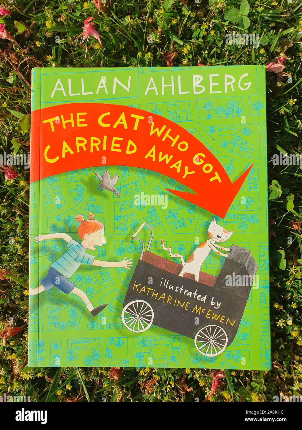 Il gatto che si è lasciato trasportare libro per bambini di Allan Ahlberg illustrato da Katharine McEwen in un giardino Foto Stock