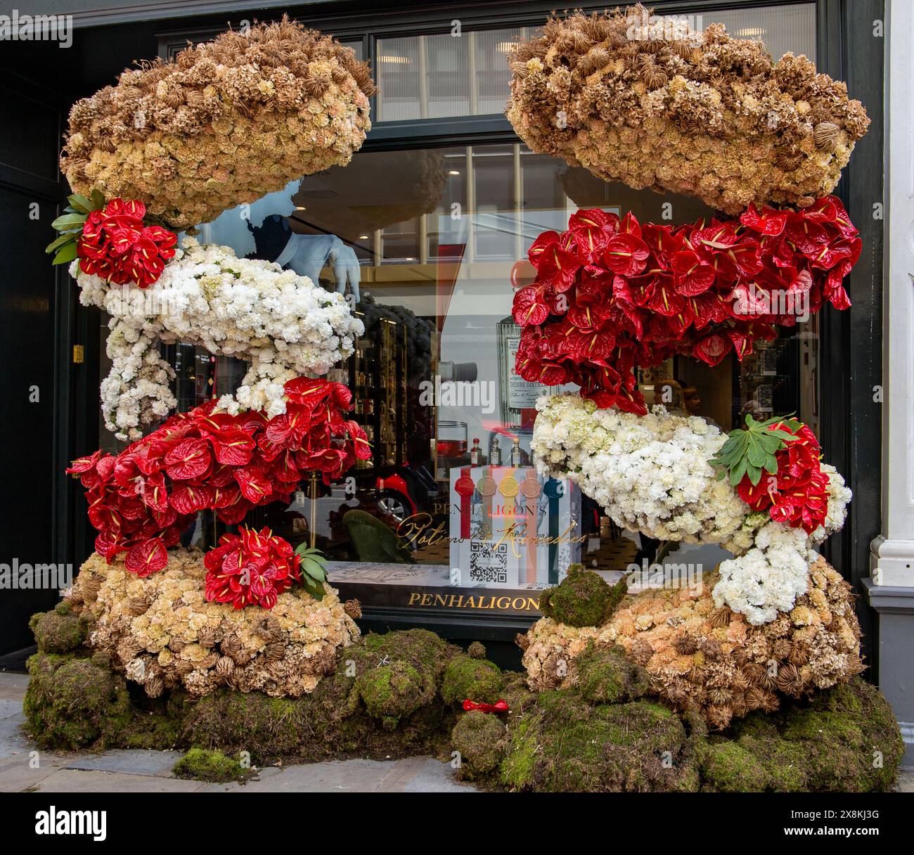 Esposizione floreale all'esterno di un negozio di Penhaligon, Kings Road Chelsea, che unisce bellezza naturale e commerciale. Chelsea in fiore 2024 Foto Stock