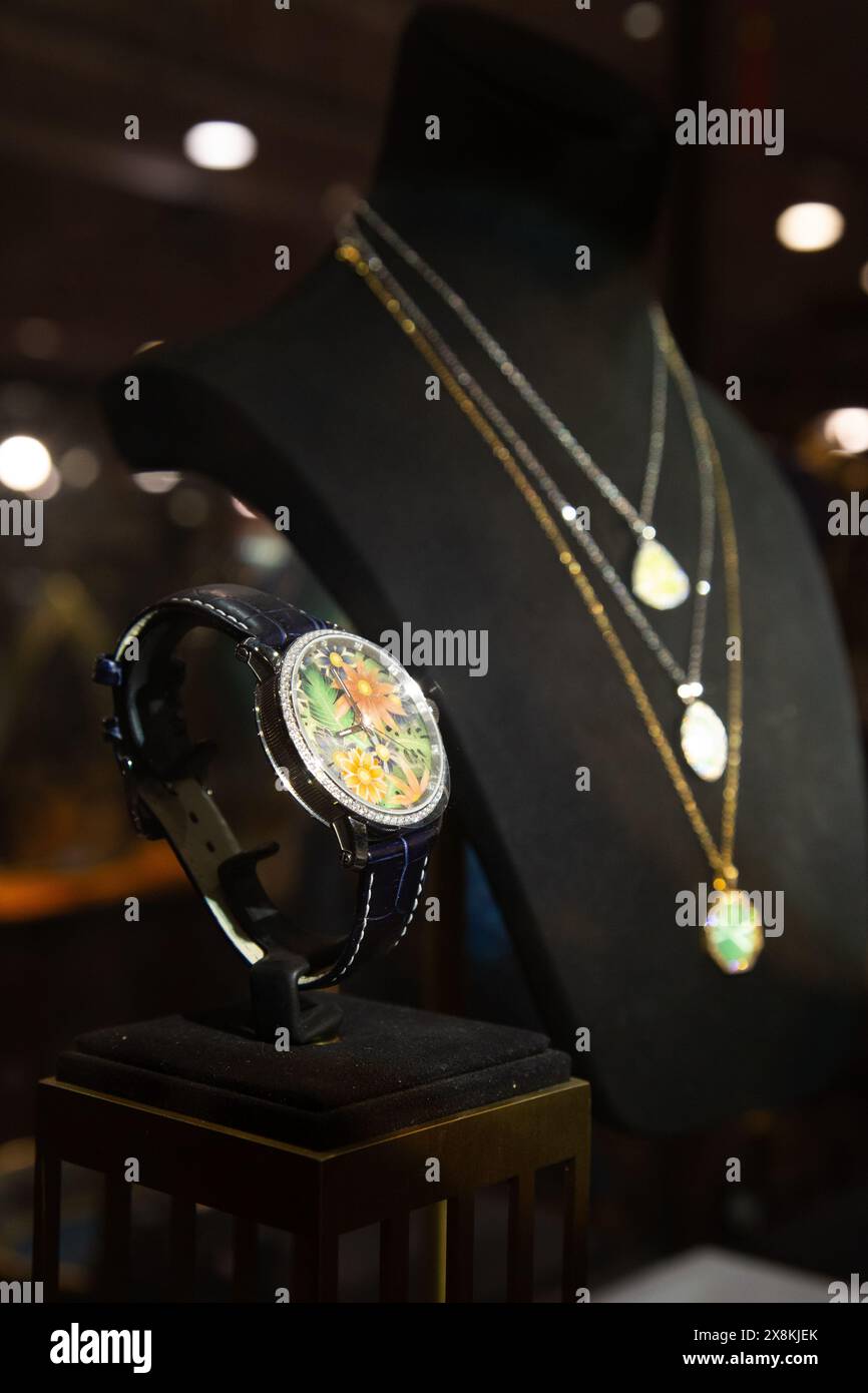 (240526) -- PECHINO, 26 maggio 2024 (Xinhua) -- questa foto scattata il 15 maggio 2024 mostra un orologio realizzato con la tecnica Jingtailan esposto alla fabbrica di smalti di Pechino, capitale della Cina. Introdotto dai paesi arabi durante la dinastia Yuan (1271-1368) e divenne popolare durante gli anni 'Jingtai' della dinastia Ming (1368-1644), 'Jingtailan' rappresenta uno speciale cloisonne localizzato lavorato di rame e porcellana. Con motivi strutturati con fili di rame e verniciati con smalto smaltato, il tutto su un corpo in rame, decine di procedure tra cui combustione, smerigliatura e doratura sono ap Foto Stock