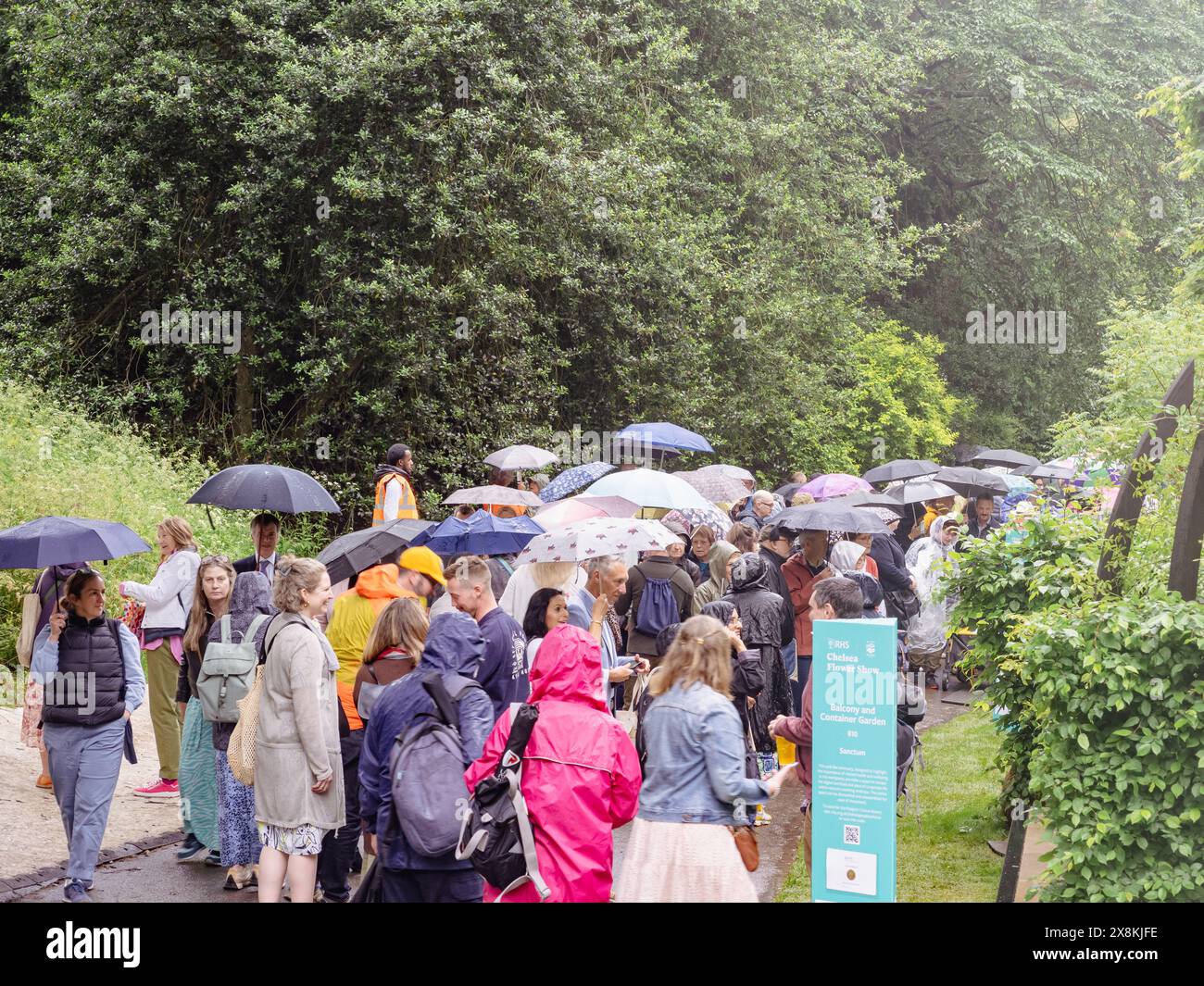 Persone sotto la pioggia al Chelsea Flower Show Foto Stock