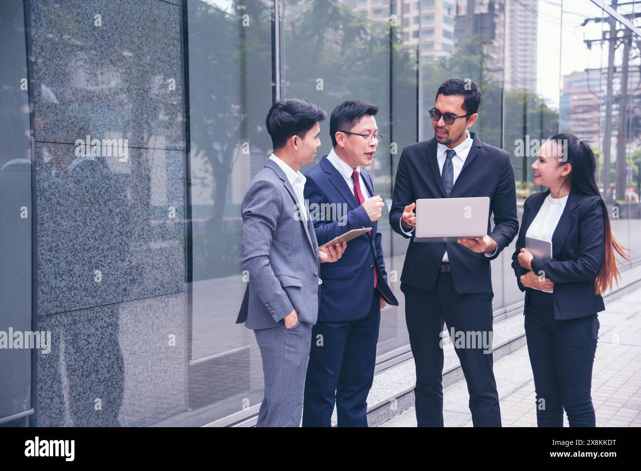 Diversità asiatica multiculturale gruppi di persone aziendali all'aperto nella città moderna. I collaboratori della diversità parlano di fiducia nella partnership. Consulente Foto Stock