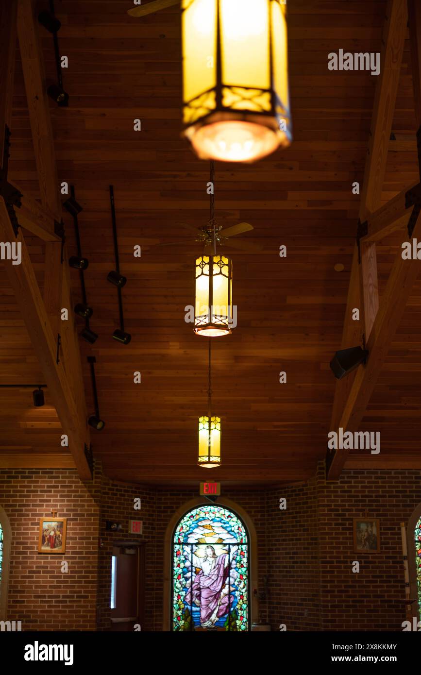 Soffitto e illuminazione della chiesa Foto Stock