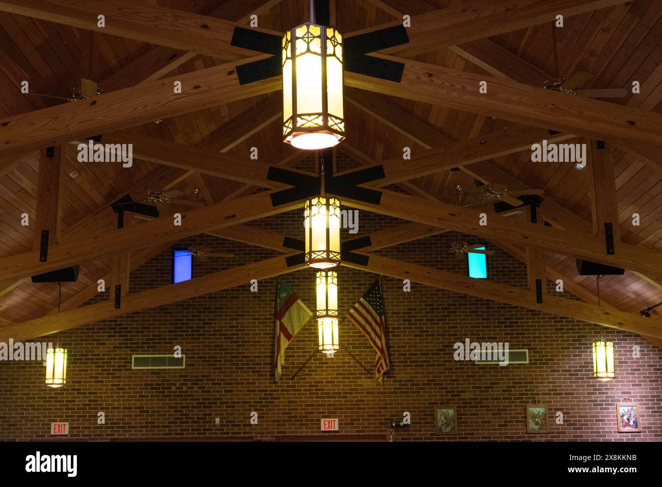 Soffitto e illuminazione della chiesa Foto Stock