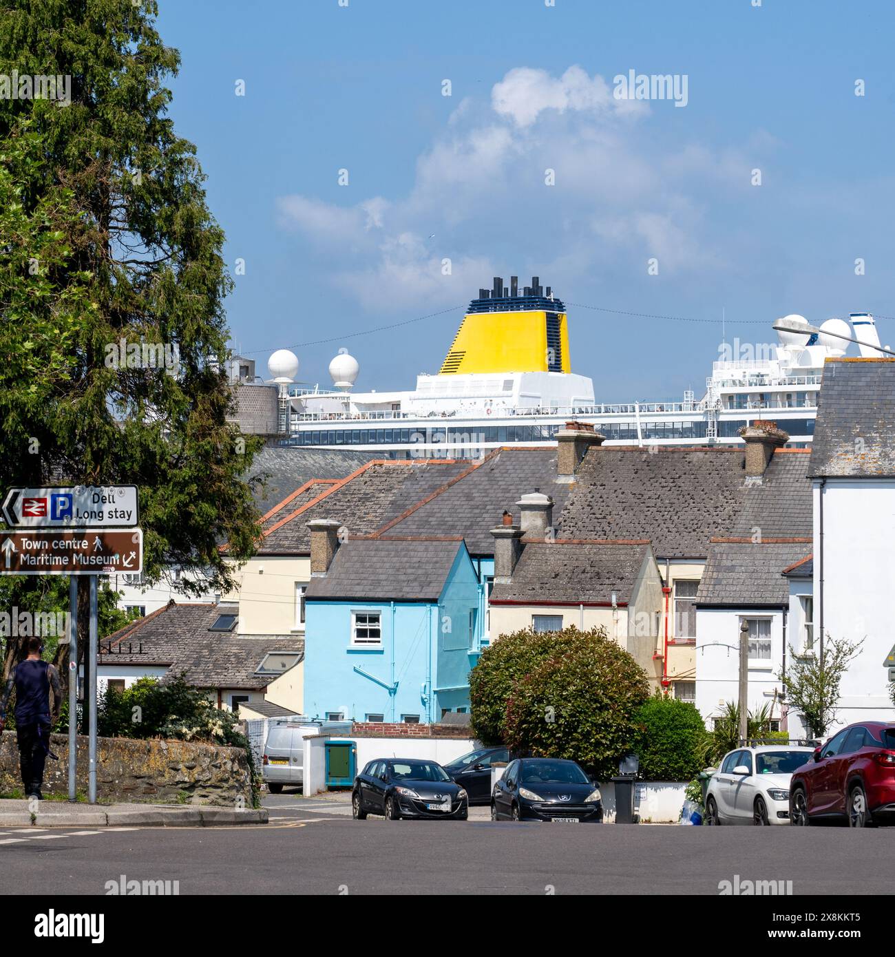 La nave da crociera Spirit of Adventure torreggia sopra i tetti di Falmouth, Cornovaglia Foto Stock