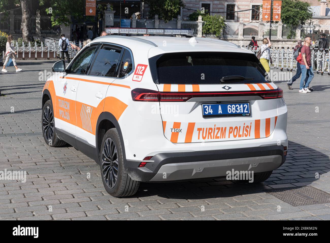 ISTANBUL, TURCHIA - 26 MAGGIO 2024 TOGG T10X Tourism Police Car. Auto della polizia stradale turca in Piazza Sultanahmet. L'Automobile Enterprise Grou turca Foto Stock