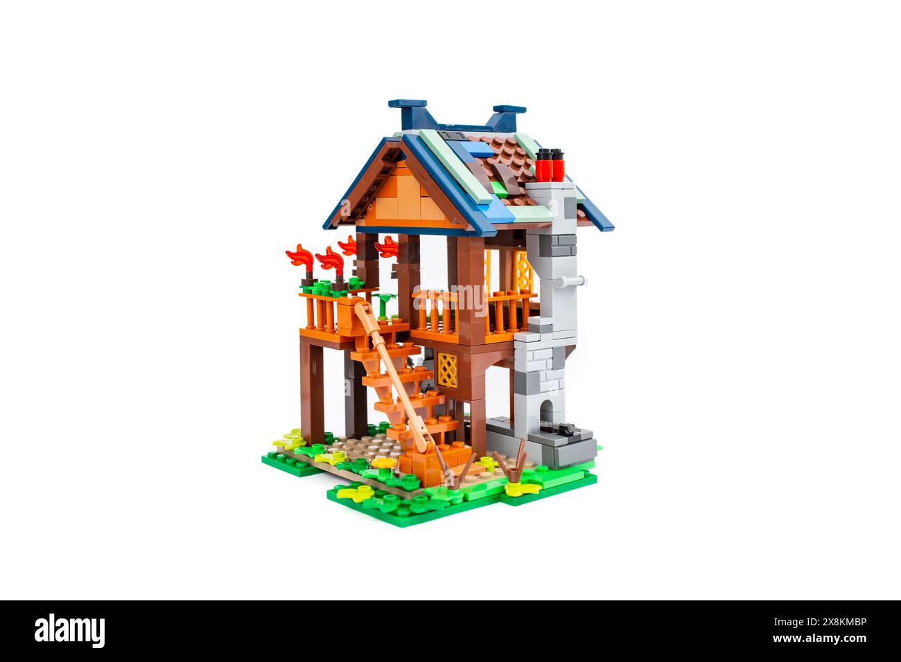 Casa delle fate dei mattoni LEGO isolata sul bianco Foto Stock