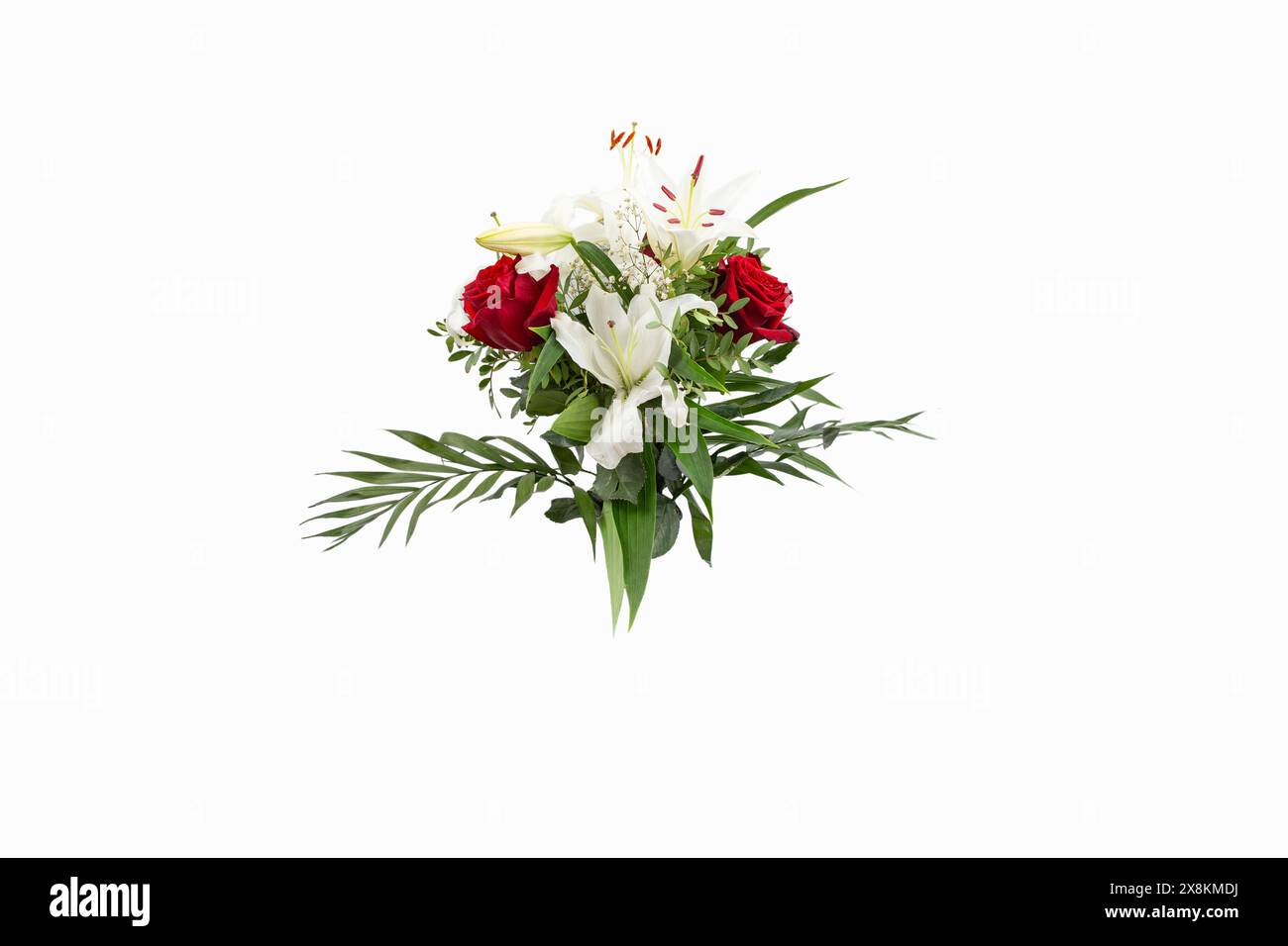 Bellissimo bouquet di fiori con gigli bianchi, rose rosse e foglie di palma, isolato su bianco Foto Stock