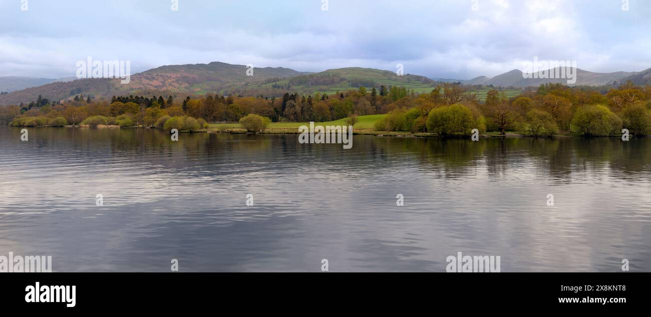 Vista panoramica del Lake District dal lago Windermere, Bowness-on-Windermere, Cumbria, Inghilterra, Gran Bretagna. Foto Stock