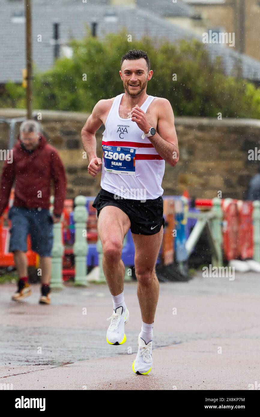 Edimburgo, Scozia. 26 maggio 2024. Il leader dei corridori della mezza maratona arriva a Portabello dietro il veicolo di cronometraggio Credit: Raymond Davies / Alamy Live News Foto Stock