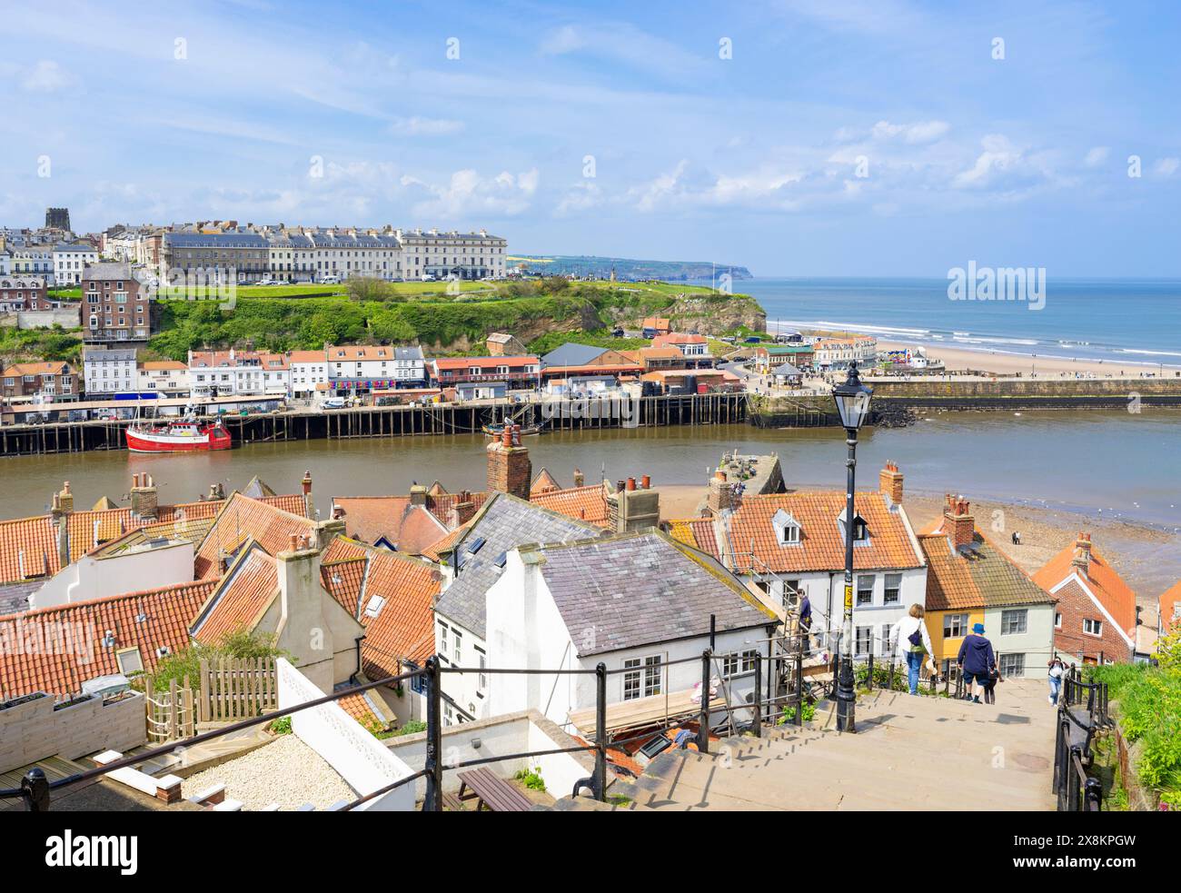 Whitby Regno Unito a piedi lungo i 199 gradini da Whitby Abbey alla città Whitby Yorkshire Whitby North Yorkshire Inghilterra Gran Bretagna Regno Unito Europa Foto Stock