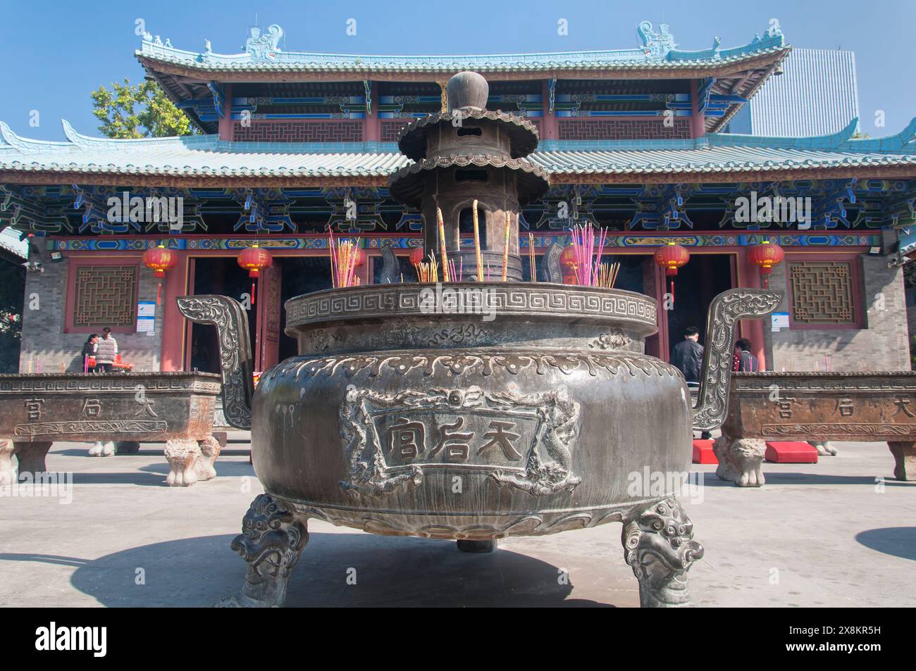 Una grande urna bruciatore di incenso metallico al Tempio chi Wan Tian Hou a Shenzhen in Cina. I caratteri cinesi sono Tian Hou Gong come la dea Tian ho Foto Stock