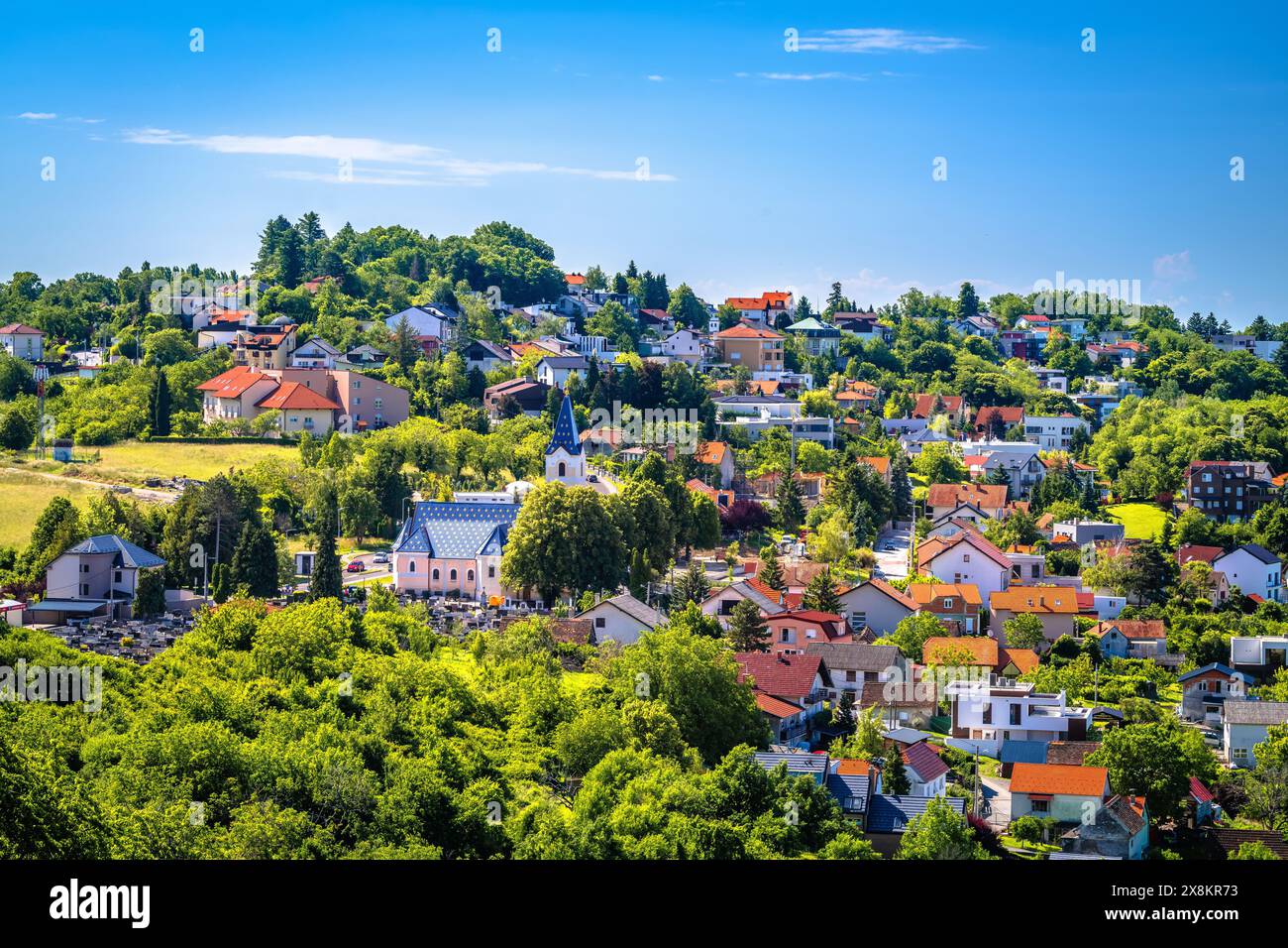 Zona verde di Zagabria. Chiesa di Sestine sulla collina verde sopra la capitale croata Zagabria, Croazia Foto Stock