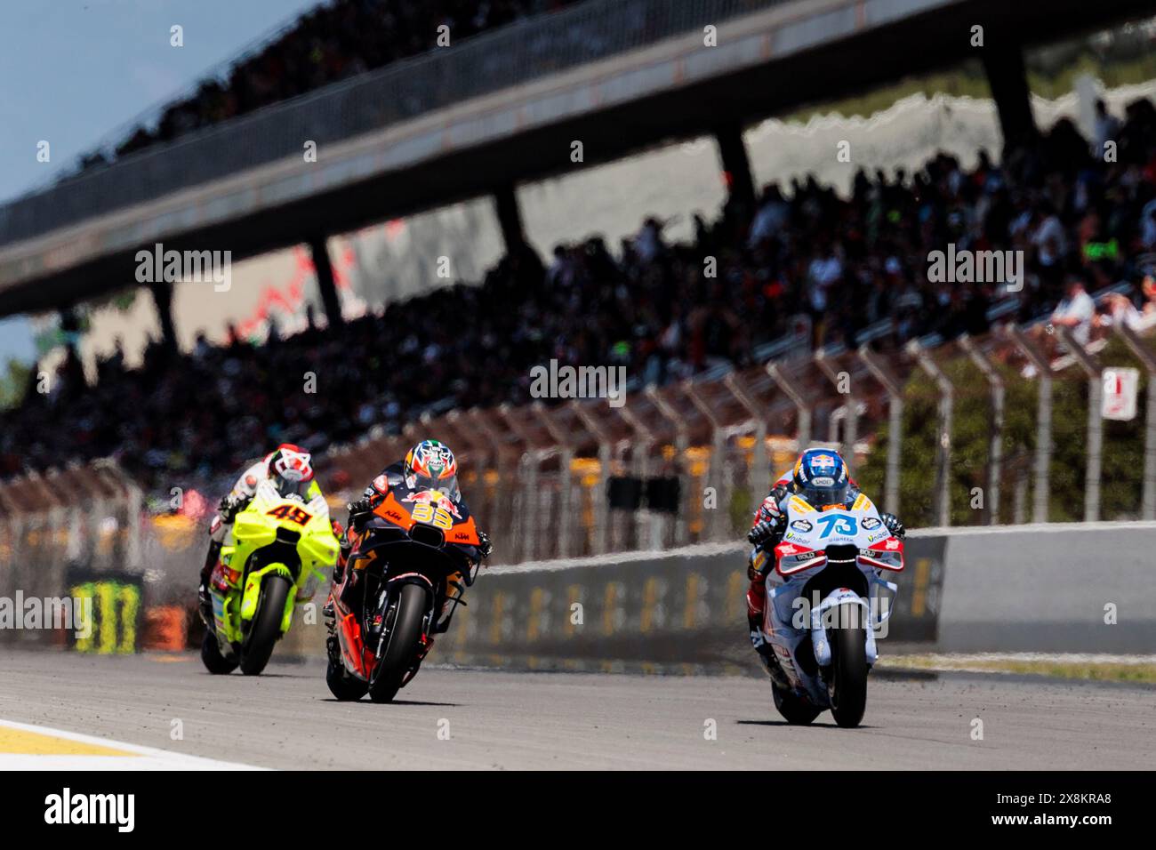 Circuito di Barcellona, Barcellona, Catalogna, Spagna. 26 maggio 2024. 2024 MotoGP del Catalunya Race Day; Alex Marquez della Gresini Racing guida poi Brad Binder della Red Bull KTM Factory Racing e Fabio di Giannantonio della Pertamina Enduro VR46 Credit: Action Plus Sports/Alamy Live News Foto Stock