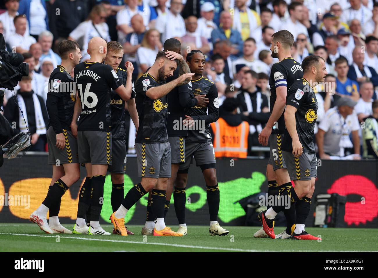 Londra, Regno Unito. 26 maggio 2024. Adam Armstrong del Southampton (c) festeggia con i compagni di squadra dopo aver segnato il primo gol della sua squadra. EFL Skybet Championship gioca la finale 2024, Leeds Utd contro Southampton allo stadio Wembley di Londra domenica 26 maggio 2024. Solo per uso editoriale. foto di Andrew Orchard/Andrew Orchard fotografia sportiva/Alamy Live News Credit: Andrew Orchard fotografia sportiva/Alamy Live News Foto Stock