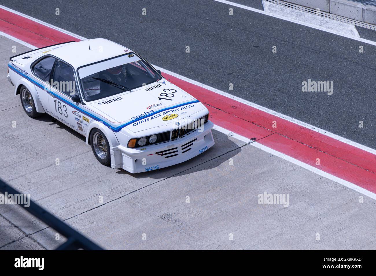 Los Arcos, Spagna - 25 maggio 2024: 1979 BMW 635CSi (E24), auto da corsa, prima generazione di BMW 6 Series Foto Stock