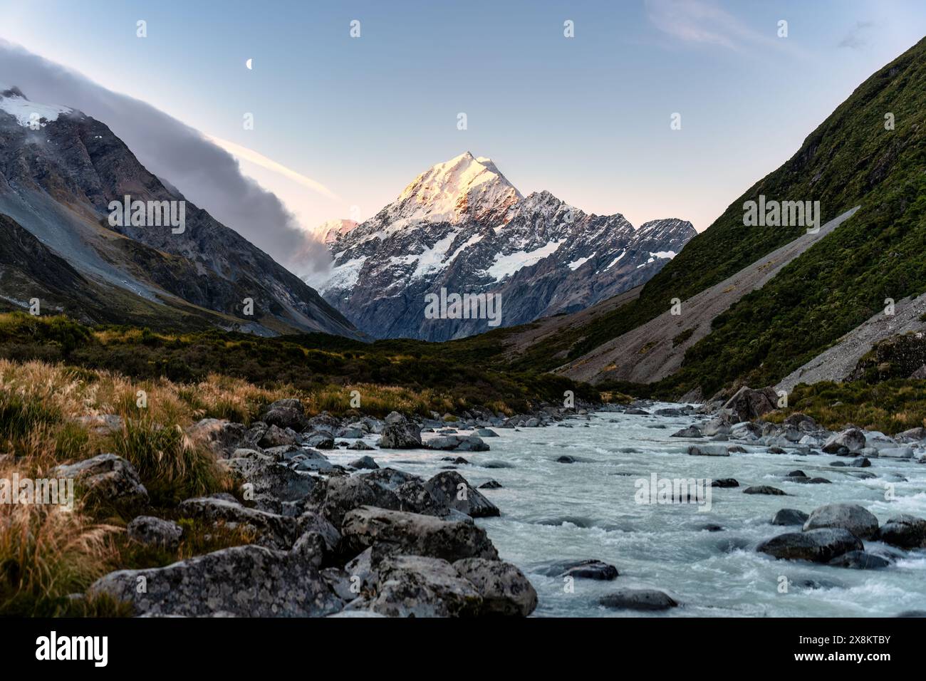 Il bellissimo paesaggio della pista della valle di Hooker con il Mt Cook o Aoraki e il lago prostituta che scorre nel parco nazionale la sera in nuova Zelanda Foto Stock