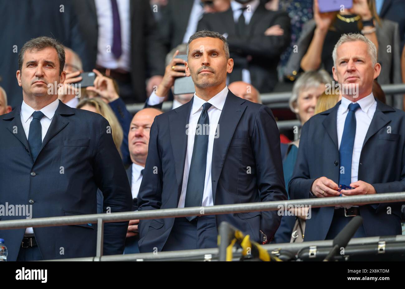 Londra, Regno Unito. 25 maggio 2024 - Manchester City vs Manchester United V - finale di fa Cup - Wembley. Il presidente del Manchester City Khaldoon al Mubarak (centro), l'amministratore delegato Ferran Soriano (sinistra) e il direttore operativo del gruppo Roel De Vries (destra) assistono alla finale di fa Cup. Crediti immagine: Mark Pain / Alamy Live News Foto Stock