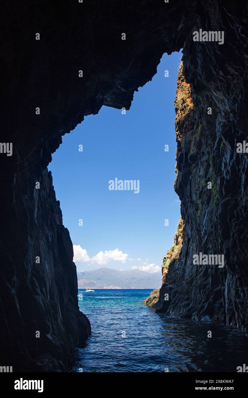 Piana, Corse-du-Sud, Corsica, Francia. Ingresso alla grotta a forma di mappa della Corsica nel golfo di Porto, patrimonio dell'umanità dell'UNESCO, sotto Capo Rosso. Foto Stock