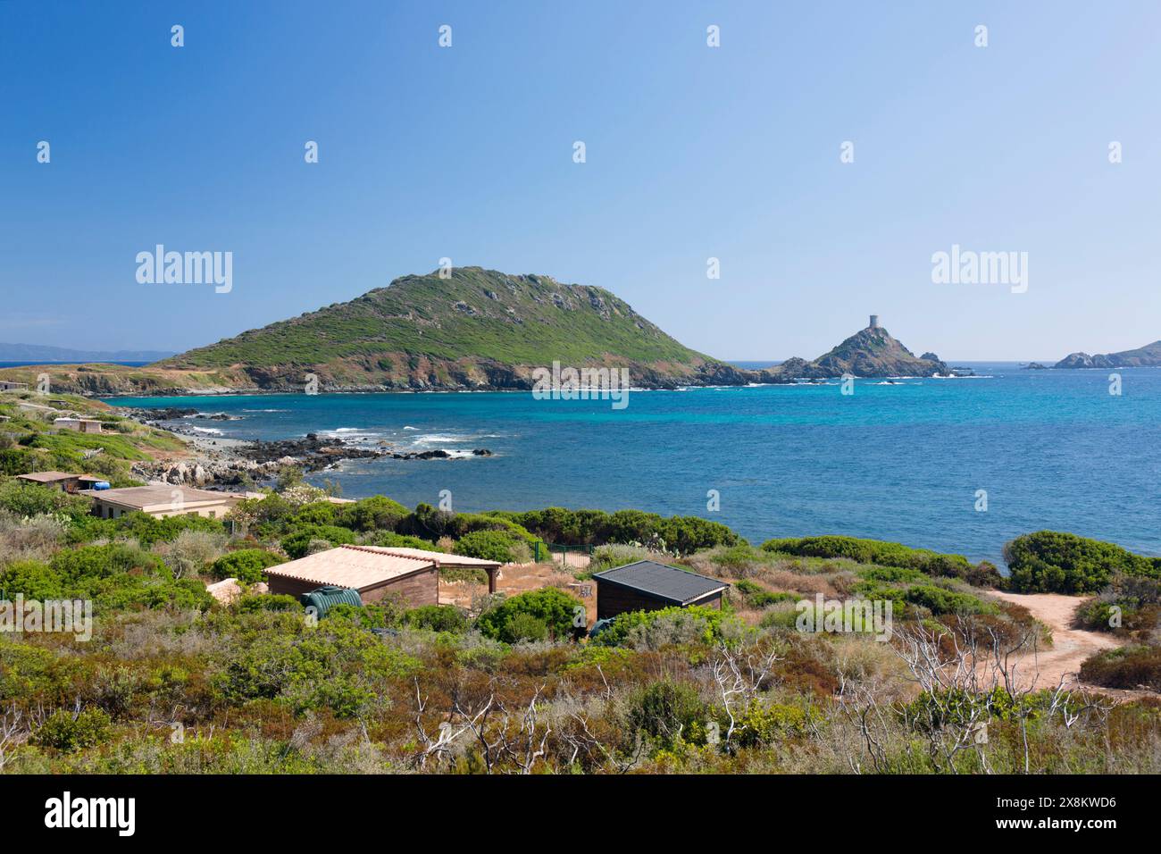 Ajaccio, Corse-du-Sud, Corsica, Francia. Vista dalla collina attraverso la baia della torre di guardia genovese del XVI secolo a Pointe de la parata. Foto Stock