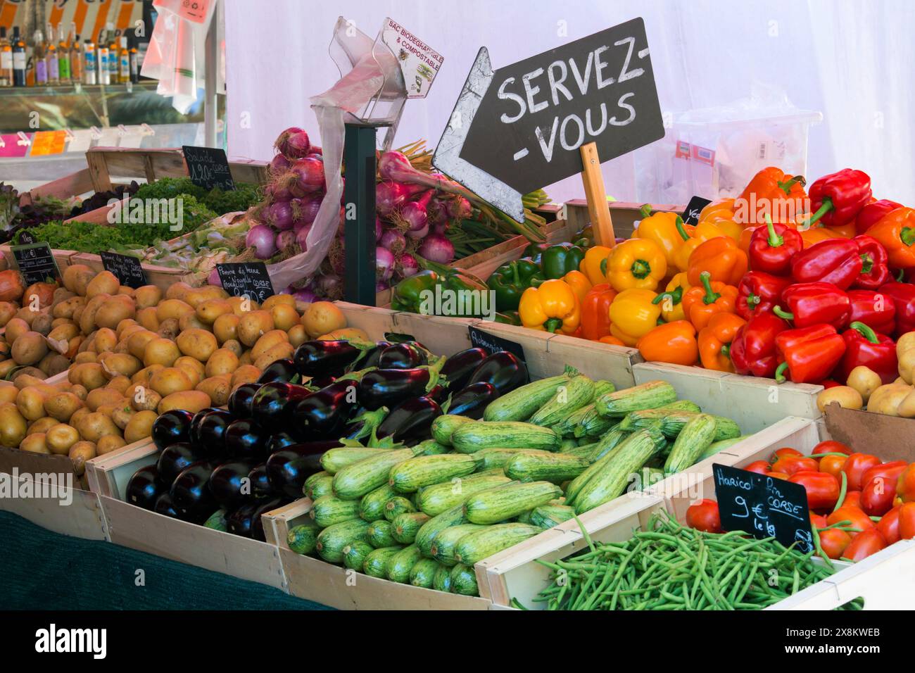 Ajaccio, Corse-du-Sud, Corsica, Francia. Varietà di verdure fresche in vendita al tradizionale mercato agricolo all'aperto in Place Foch. Foto Stock