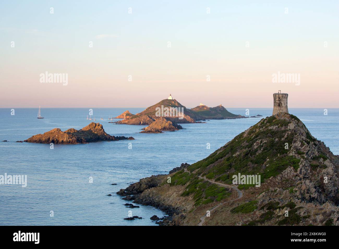 Ajaccio, Corse-du-Sud, Corsica, Francia. Vista del Îles Sanguinaires e della torre di guardia genovese del XVI secolo a Pointe de la Parata, alba. Foto Stock