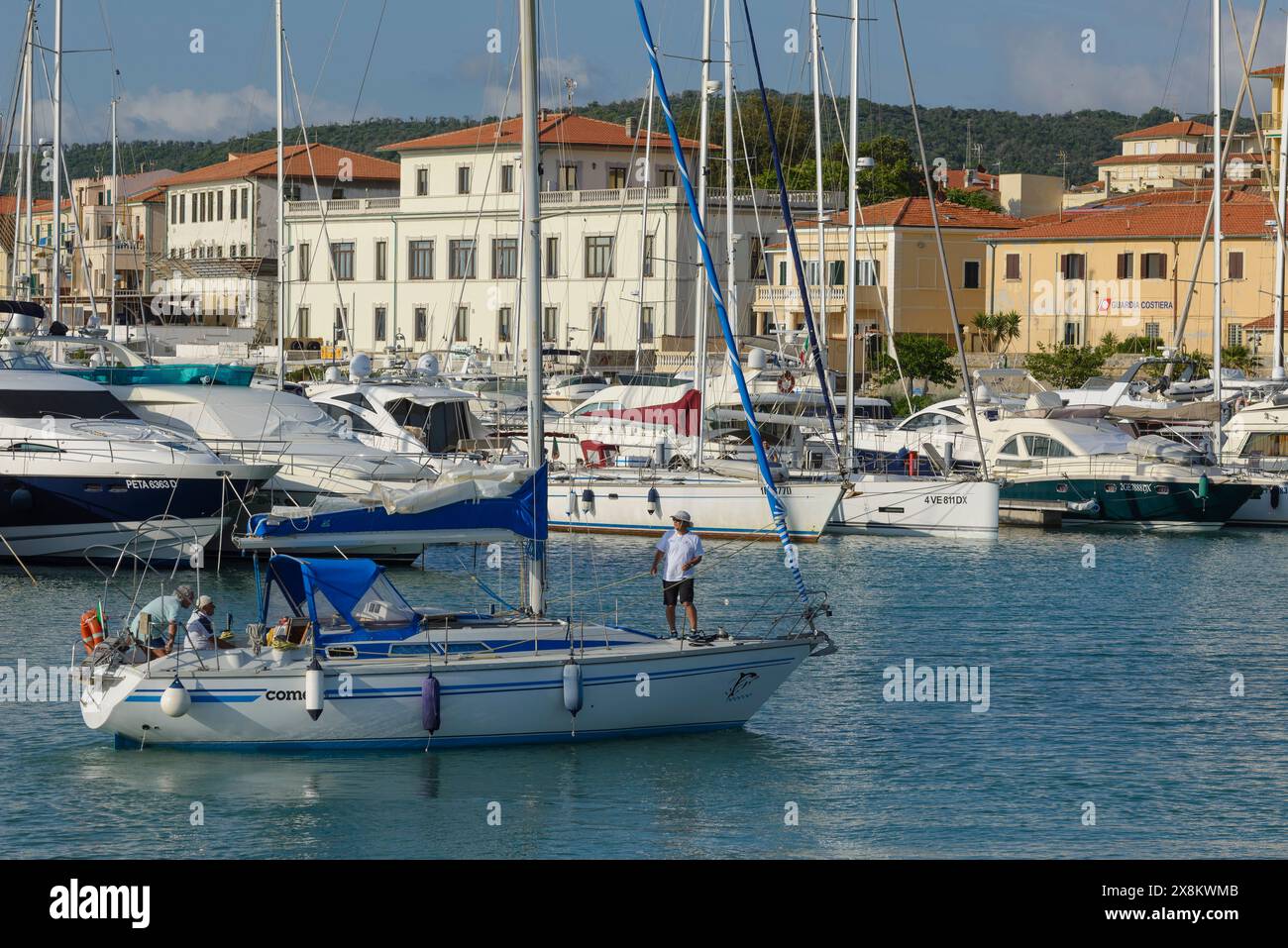 Vista del porto turistico di San Vincenzo, con barche a vela e motoscafi ormeggiati. San Vincenzo, Toscana, Italia Foto Stock