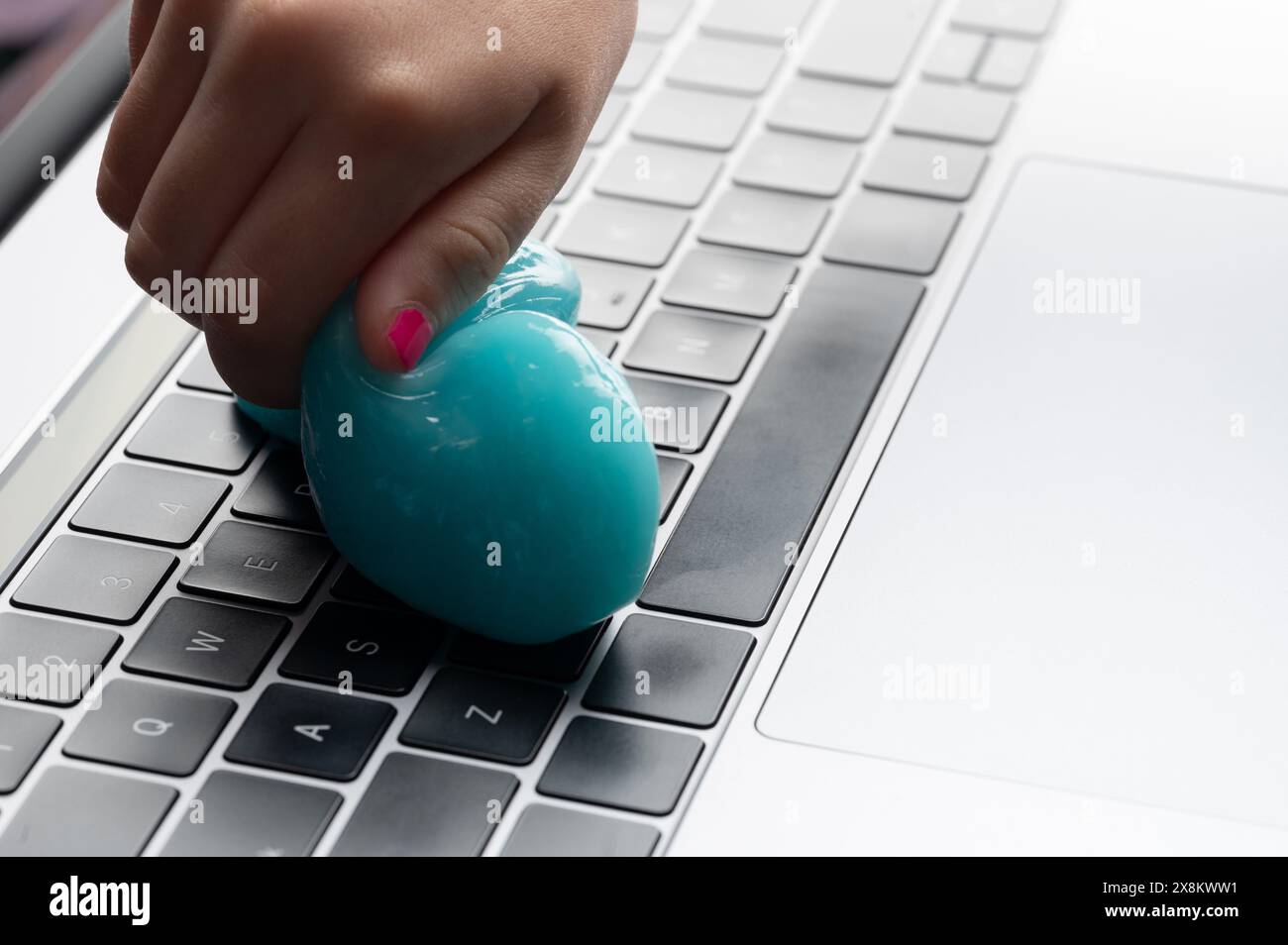 Strumento gel blu per la pulizia della tastiera in vista ravvicinata Foto Stock