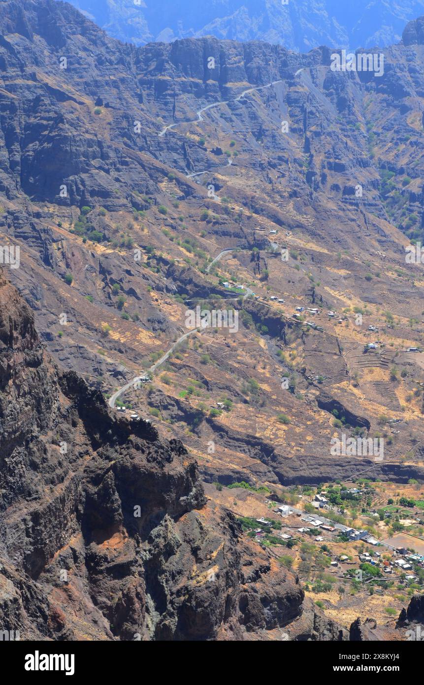 Aspri paesaggi vulcanici nella parte occidentale di Santo Antao, Cabo Verde Foto Stock