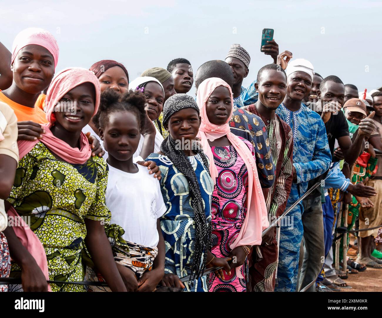 Parakou. 25 maggio 2024. Foto scattata il 25 maggio 2024 mostra che le persone godono della prima edizione della "Village Super League" africana a Parakou, Benin. PER ANDARE CON "Feature: China's Village Super League prende le radici nei campi di calcio del Benin". Crediti: Li Yahui/Xinhua/Alamy Live News Foto Stock