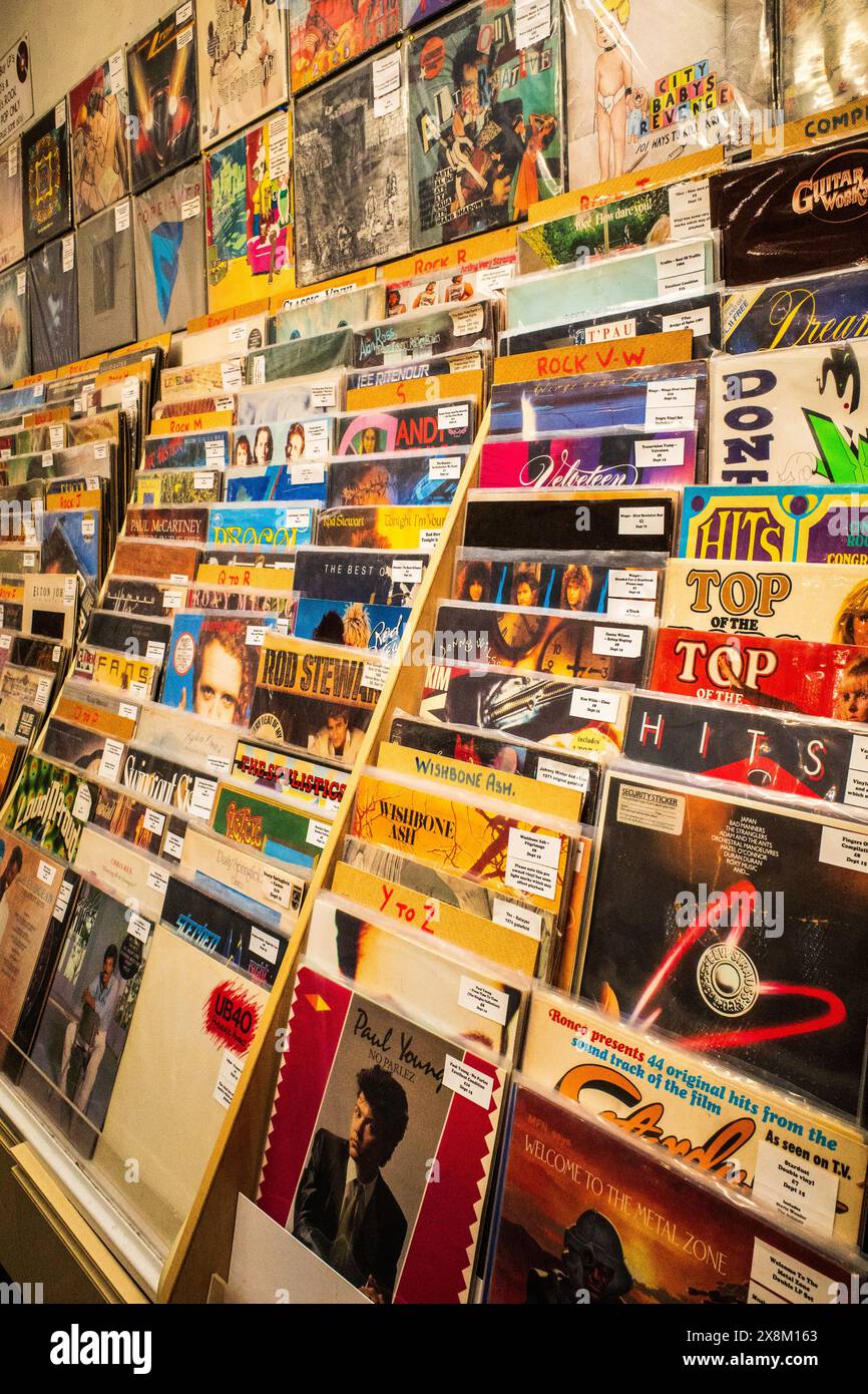 Vecchi dischi in vinile in vendita in un mercato rurale di antiquariato. !960's, 1970;s e 1980's music. Retro. Album musicali. Collezionisti. Colorato. Foto Stock