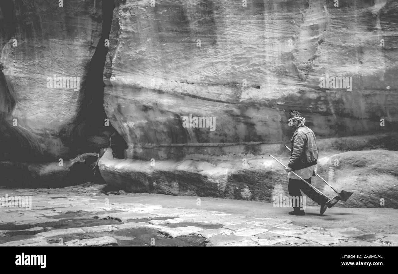 Pertra, Giordania - 29 marzo 2019: Al-Siq canyon - percorso al Tesoro di Petra, Petra, Giordania con persona Foto Stock