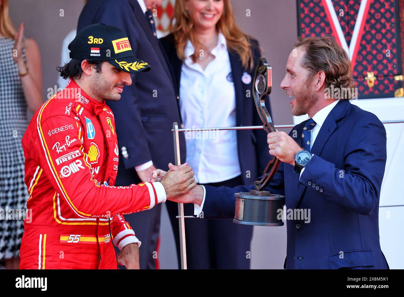 Monaco, Monte Carlo. 26 maggio 2024. Carlos Sainz Jr (ESP) Ferrari celebra la sua terza posizione con Lapo Elkann (USA) LA Holding, Italia Independent e Independent Ideas presidente sul podio. 26.05.2024. Campionato del mondo di formula 1, Rd 8, Gran Premio di Monaco, Monte Carlo, Monaco, giorno della gara. Il credito fotografico dovrebbe essere: XPB/Alamy Live News. Foto Stock