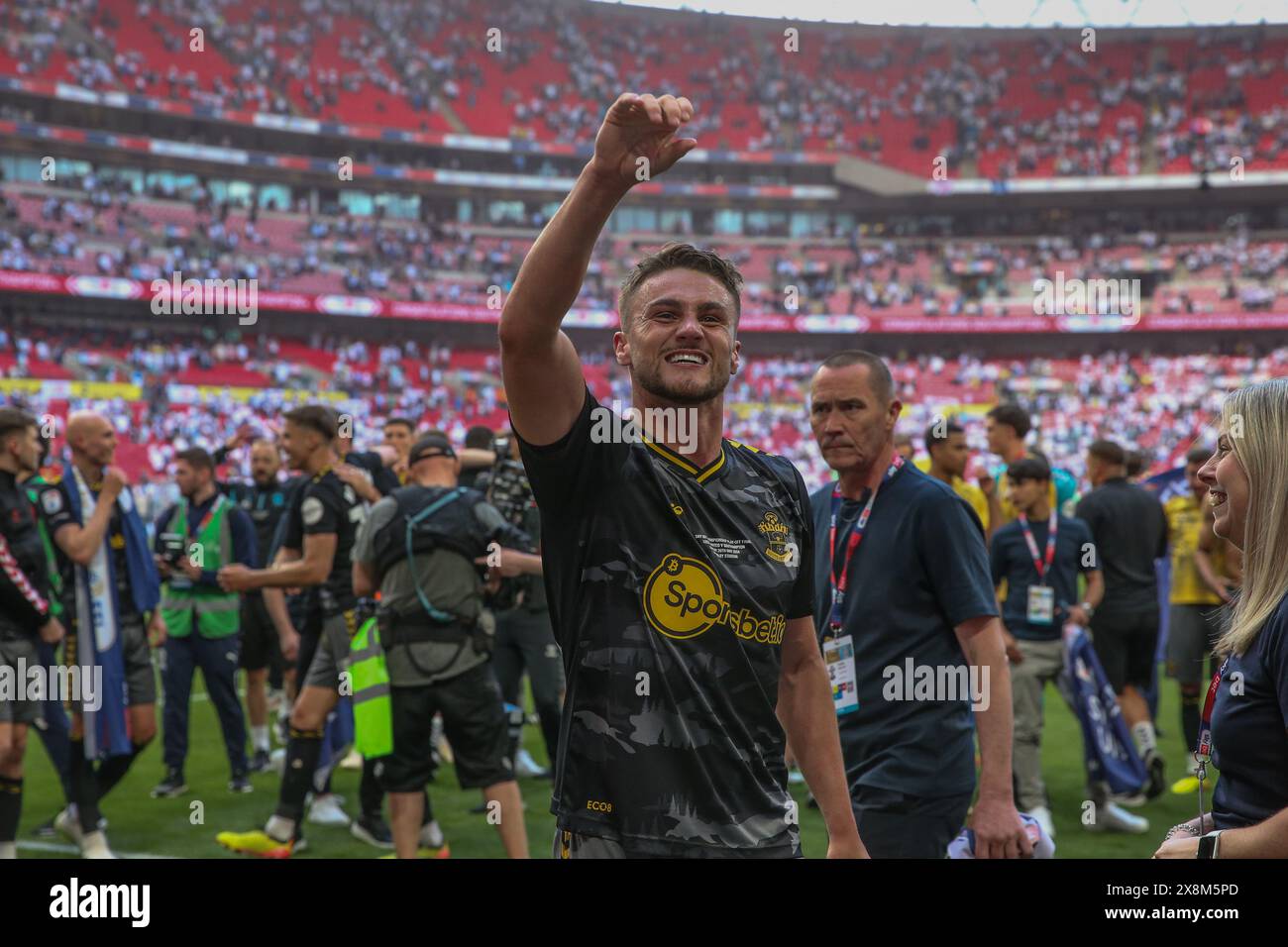 Taylor Harwood-Bellis di Southampton celebra la vittoria della sua squadra nella finale dei play-off del Campionato Sky Bet, Leeds United vs Southampton al Wembley Stadium, Londra, Regno Unito, 26 maggio 2024 (foto di Gareth Evans/News Images) Foto Stock