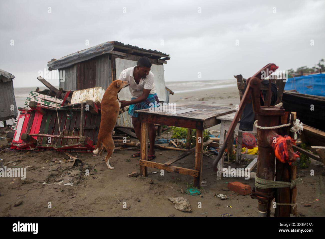 Dacca, Dacca, Bangladesh. 26 maggio 2024. Un uomo che si prende in giro un cane prima della caduta di Cyclone Remal. Crediti: ZUMA Press, Inc./Alamy Live News Foto Stock