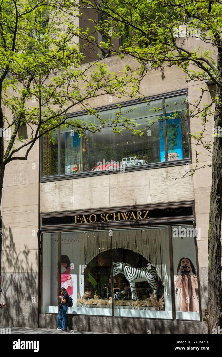 FAO Schwarz è un famoso negozio di giocattoli situato nel 30 Rockefeller Center, New York City, USA 2024 Foto Stock