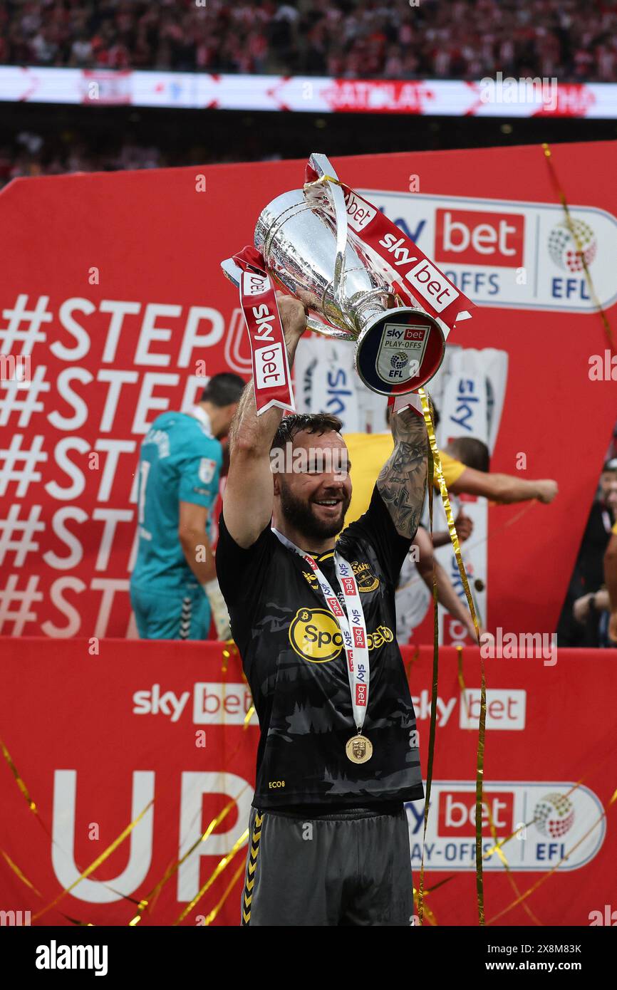 Londra, Regno Unito. 26 maggio 2024. Adam Armstrong del Southampton, il marcatore vincente, detiene il trofeo finale dell'EFL dopo la partita, mentre ottiene la promozione nella Premier League. EFL Skybet Championship gioca la finale 2024, Leeds Utd contro Southampton allo stadio Wembley di Londra domenica 26 maggio 2024. Solo per uso editoriale. foto di Andrew Orchard/Andrew Orchard fotografia sportiva/Alamy Live News Credit: Andrew Orchard fotografia sportiva/Alamy Live News Foto Stock