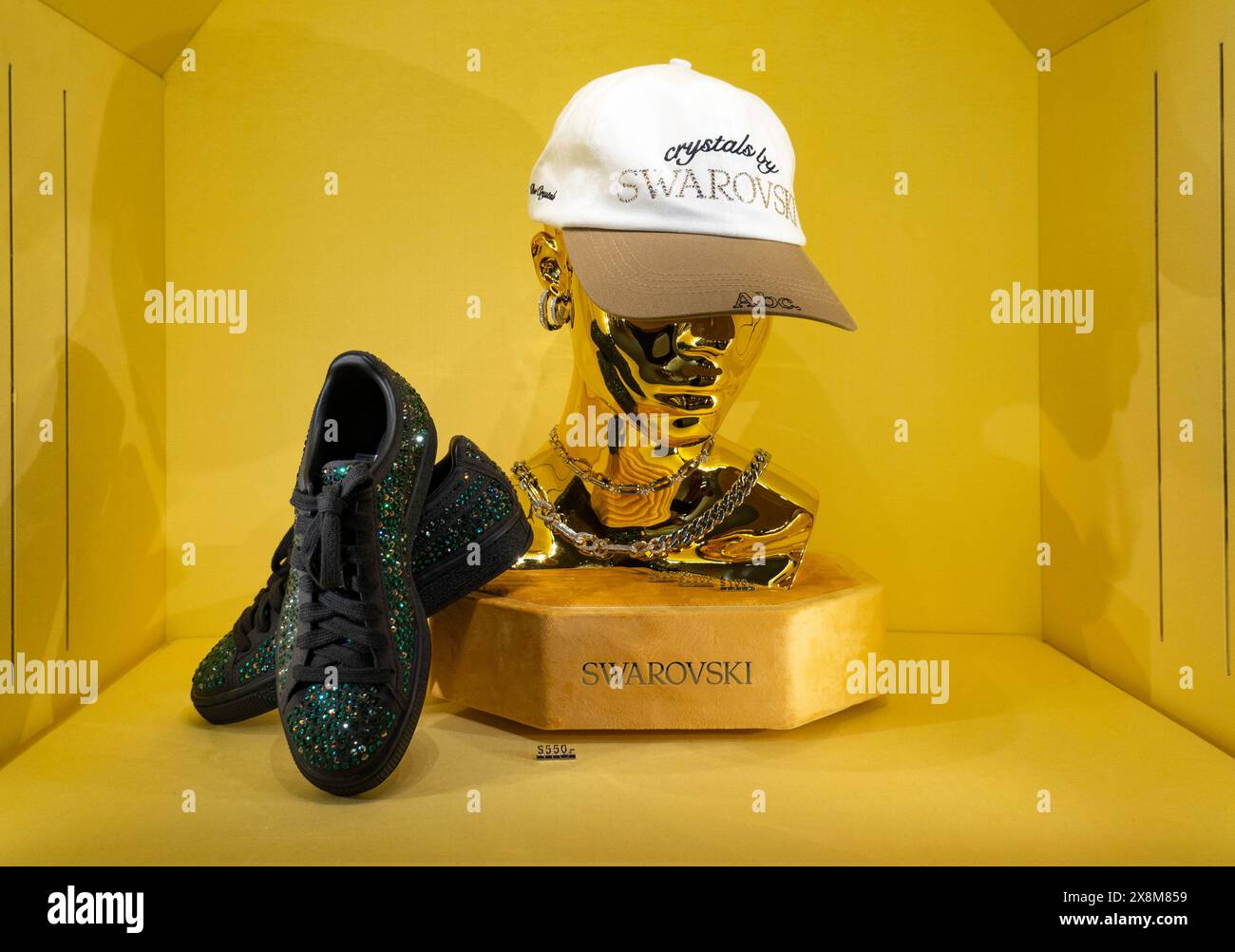 L'interno del flagship store globale Swarovski presenta una linea completa di prodotti in cristallo, New York City, Stati Uniti, 2024 Foto Stock