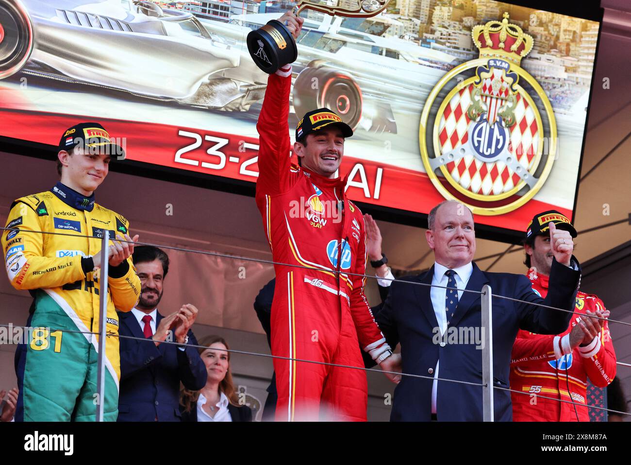 Montecarlo, Monaco. 26 maggio 2024. Il podio (da L a R): Oscar Piastri (AUS) McLaren, secondo; Charles Leclerc (MON) Ferrari, vincitore di gara; HSH Principe Alberto di Monaco (MON); Carlos Sainz Jr (ESP) Ferrari, terzo. Campionato del mondo di Formula 1, Rd 8, Gran Premio di Monaco, domenica 26 maggio 2024. Montecarlo, Monaco. Crediti: James Moy/Alamy Live News Foto Stock