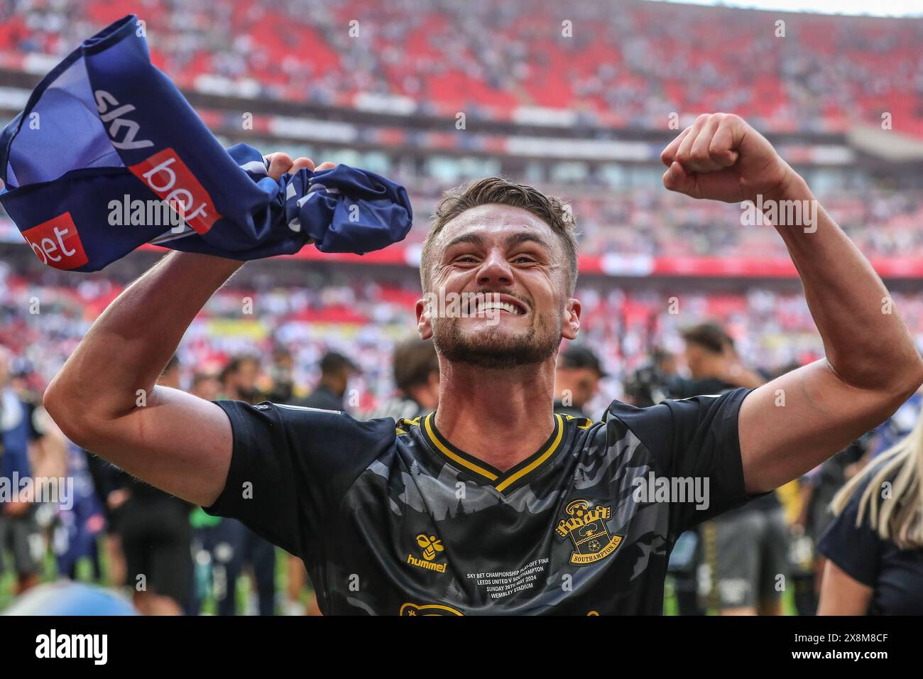 Taylor Harwood-Bellis di Southampton festeggia con i tifosi del Southampton dopo che la sua squadra ha vinto la promozione in Premier League durante il Play-off del Campionato Sky Bet finale Leeds United vs Southampton al Wembley Stadium, Londra, Regno Unito, 26 maggio 2024 (foto di Gareth Evans/News Images) Foto Stock