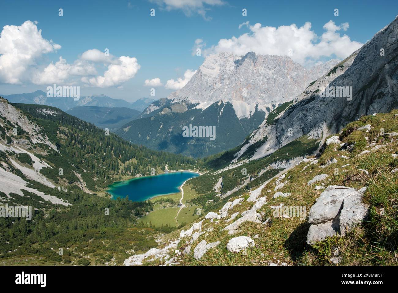 Vista dall'Alpe Ehrwalder alla famosa montagna Zugspitze con il lago Seebensee in primo piano. Foto Stock