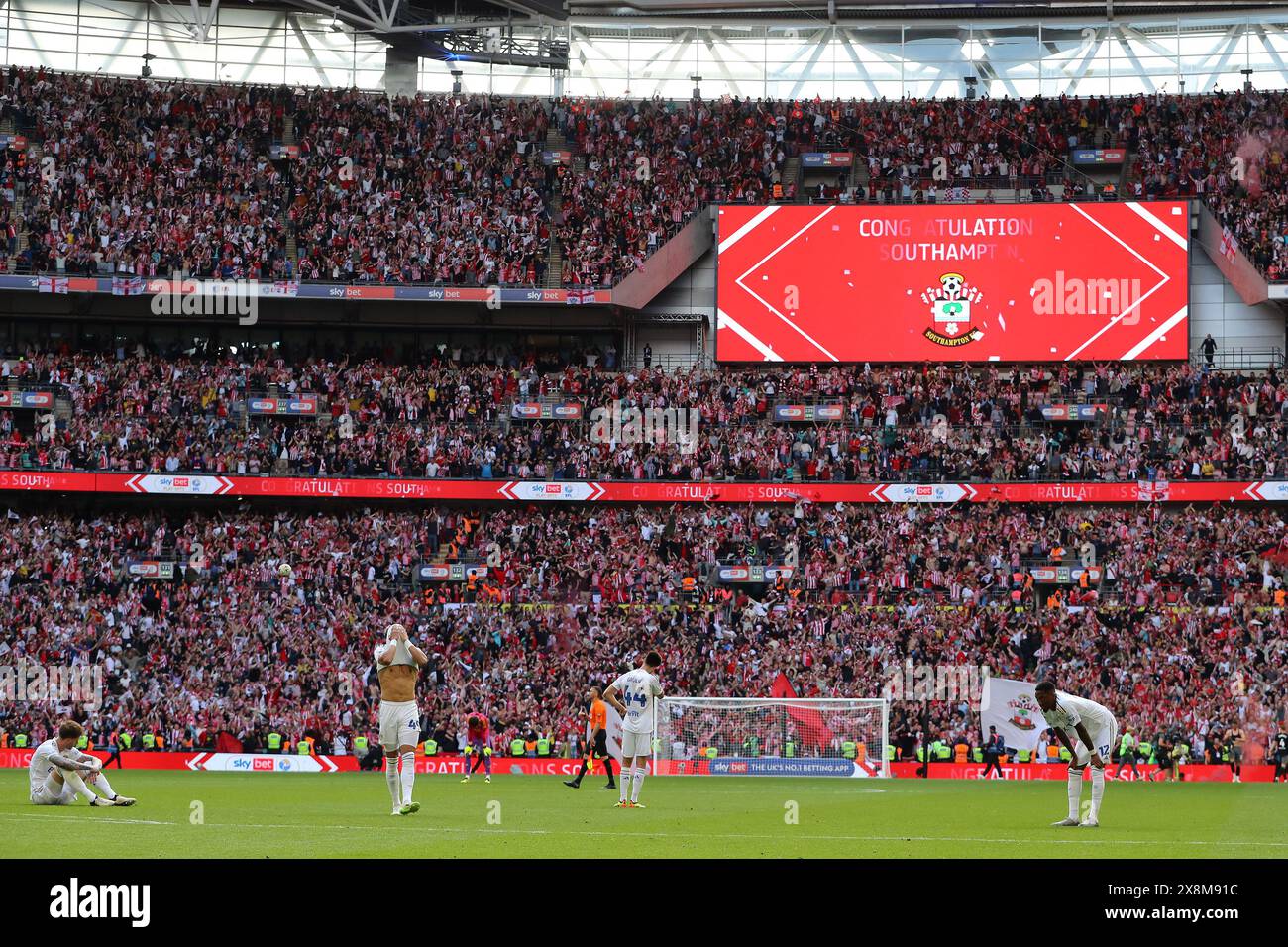 Londra, Regno Unito. 26 maggio 2024. I giocatori del Leeds United si rifiutarono al fischio finale quando il Southampton vinse e guadagnò la promozione in Premier League. EFL Skybet Championship gioca la finale 2024, Leeds Utd contro Southampton allo stadio Wembley di Londra domenica 26 maggio 2024. Solo per uso editoriale. foto di Andrew Orchard/Andrew Orchard fotografia sportiva/Alamy Live News Credit: Andrew Orchard fotografia sportiva/Alamy Live News Foto Stock