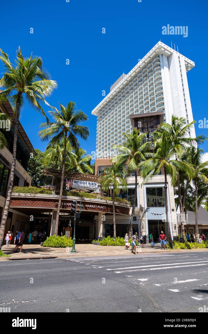 HONOLULU, HAWAII, STATI UNITI - AUG. 20, 2023: Esterno dell'International Market Place, una piazza commerciale di riferimento in Kalakaua Avenue a Waikiki, Honolulu, Foto Stock