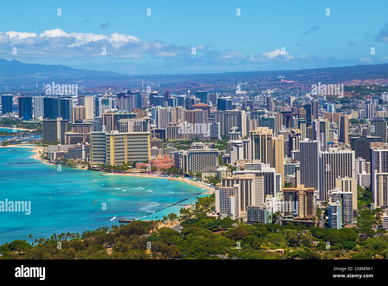 Skyline della città di Honolulu visto dal punto panoramico del Diamond Head State Monument, con vista sulla spiaggia di Waikiki e sull'oceano. Foto Stock